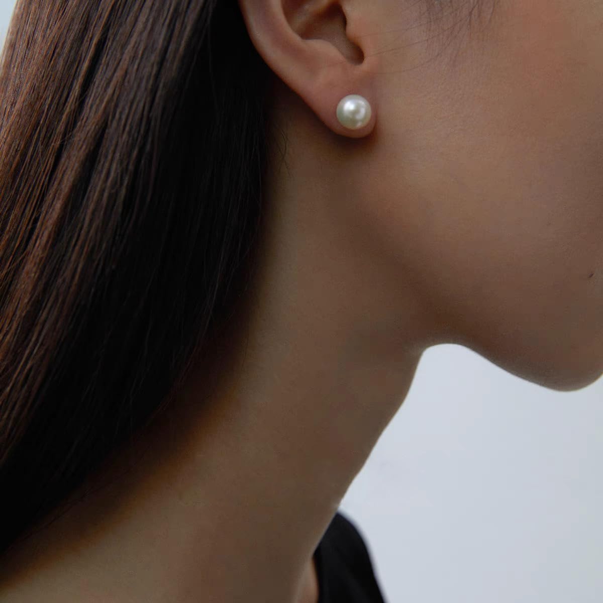 Classic 18K gold pearl stud earrings with lustrous white pearl detail
