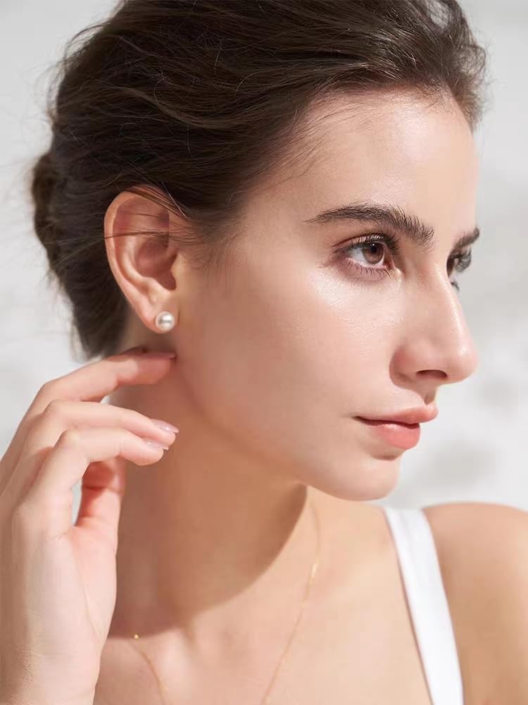 Classic 18K gold pearl stud earrings with lustrous white pearl detail