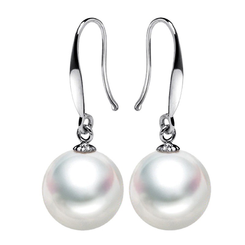 Classic 18K gold pearl stud earrings with lustrous white pearl detail