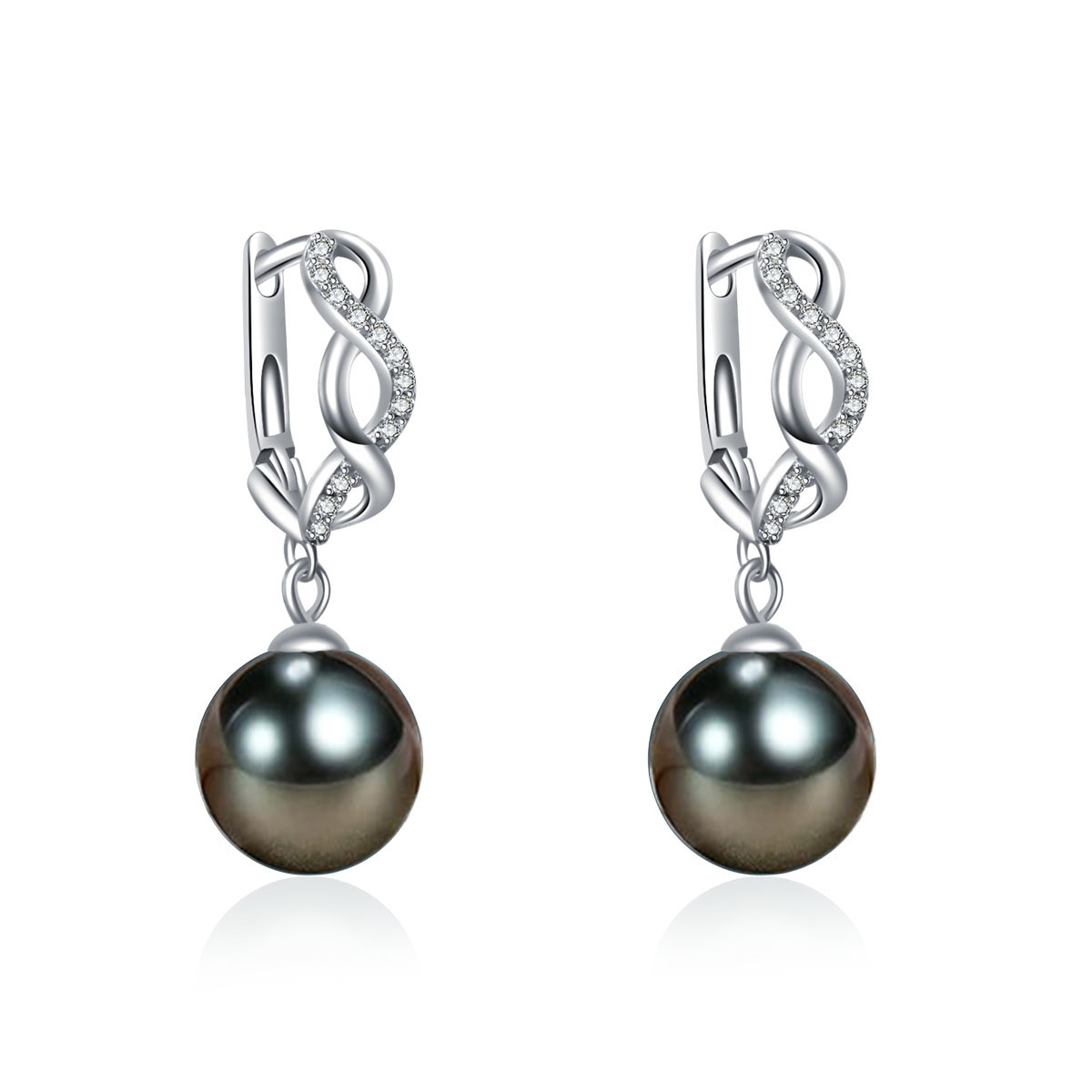 Classic 18K gold pearl stud earrings with lustrous white pearl detail