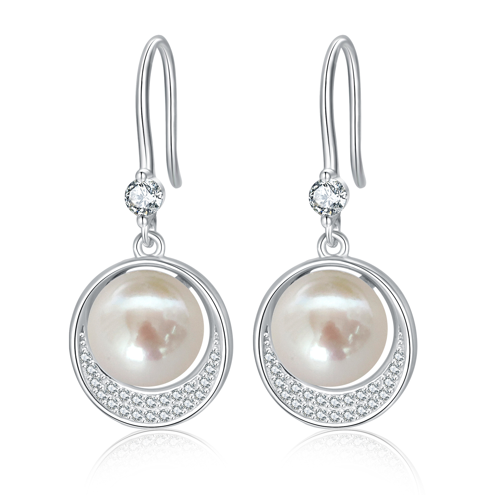 Classic 18K gold pearl stud earrings with lustrous white pearl detail